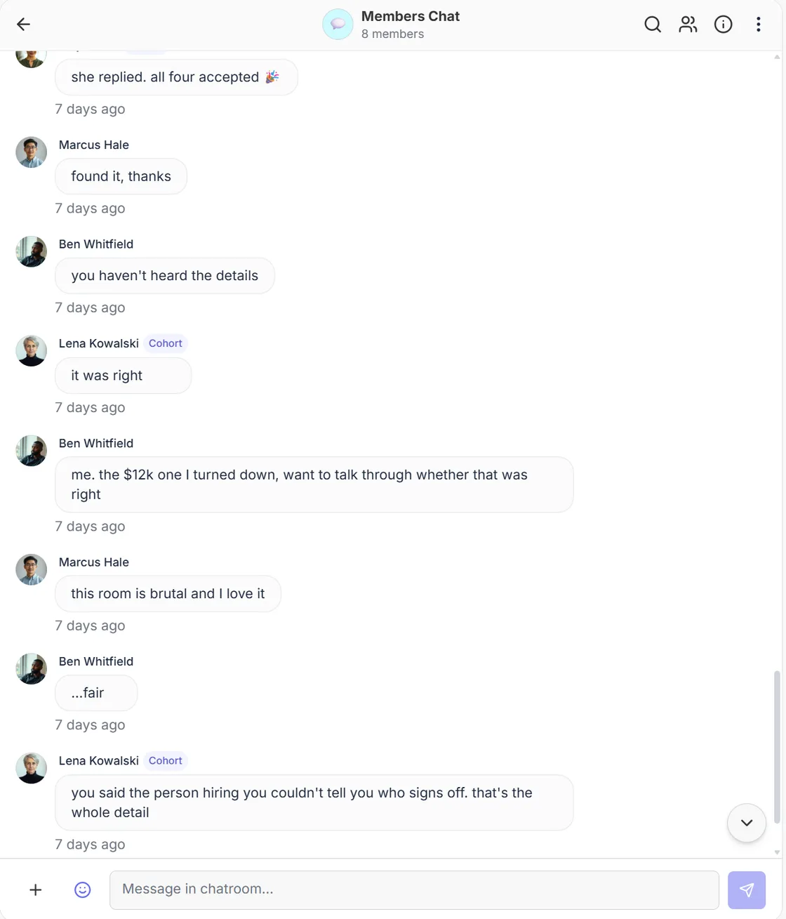 커뮤니티 안의 채팅 스페이스. Members Chat이라는 방에 멤버 수, 검색, 멤버 목록, 방 정보가 있고, 이어지는 메시지 흐름에서 각 메시지에 보낸 사람의 아바타, 표시 이름, 코호트 배지가 붙는다. 하단에 입력창이 있다.